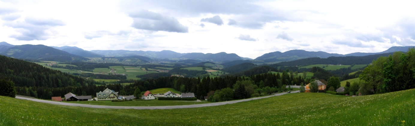 Blick vom Rechberg von etwa 900 m Höhe Richtung ONO bis SSO in das Passailer Becken (Aufnahmedatum: 18.05.2008, Gerhard Lieb)