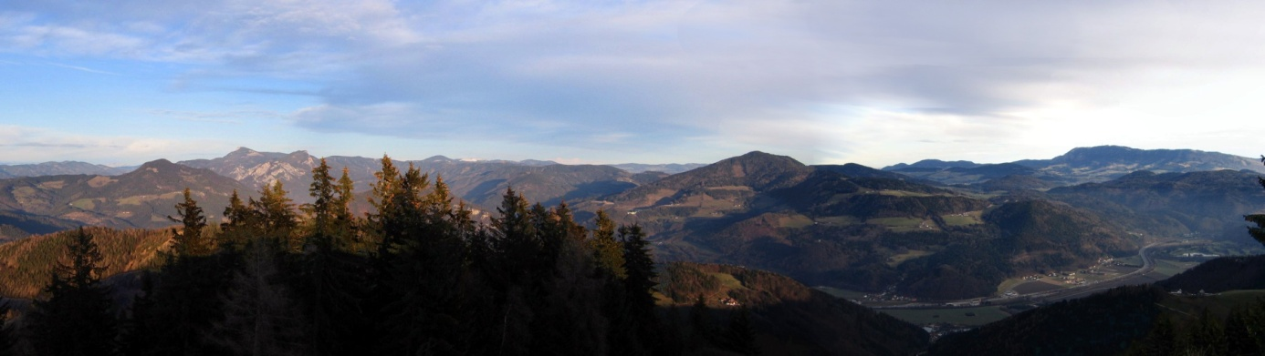 Blick vom Haneggkogel (1088 m) Richtung ONO bis OSO, am rechten Bildrand der Schöckl, links davon der Hochtrötsch, am linken Bildrand im Hintergrund der Hochlantsch (Aufnahmedatum: 31.12.2009, Gerhard Lieb)