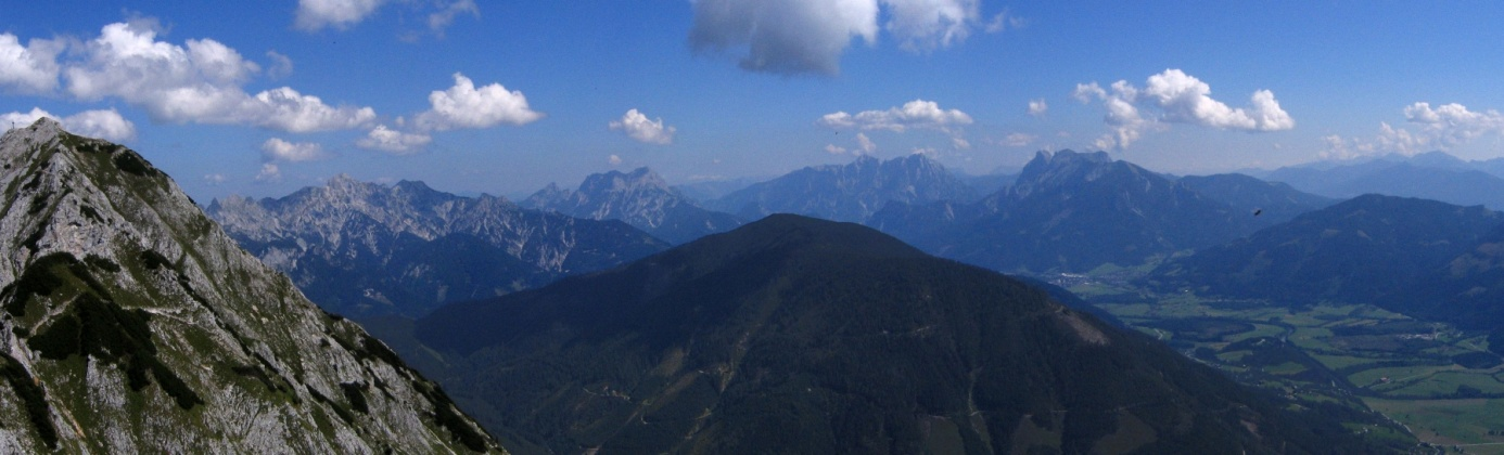 Blick vom Kitzstein 1925 m (W des Bosruck) Richtung O bis SO in die Ennstaler Alpen, im Vordergrund der aus Werfener Schiefern aufgebaute sanfte Pleschberg (1720 m), dahinter etwa in der Bildmitte das Hochtor, rechts der Reichenstein, links der Buchstein 