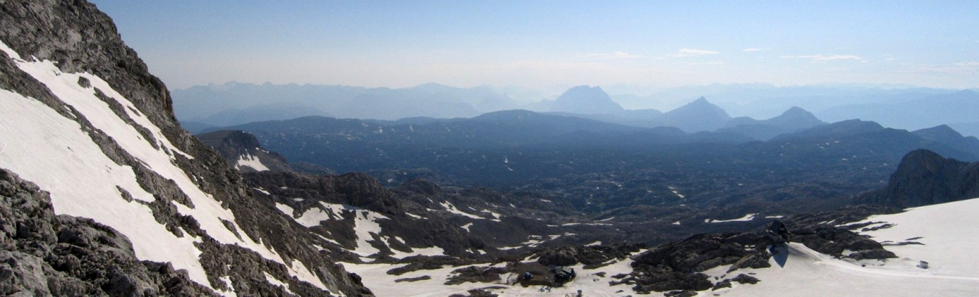 Blick vom Fuß des Gjaidstein (OÖ) auf ca. 2700 m Höhe Richtung ONO bis OSO über das Plateau „Am Stein“, im Hintergrund ist der Grimming erkennbar (Aufnahmedatum: 14.07.2009, Gerhard Lieb)