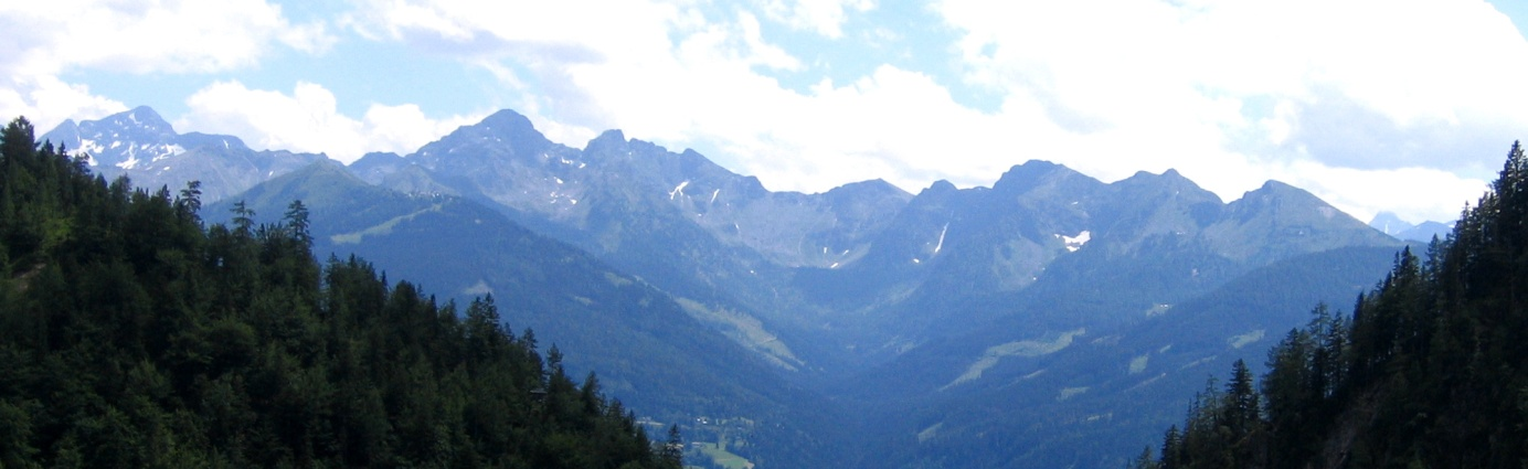 Blick von der Silberkaralm auf ca. 1250 m Höhe (Dachsteingruppe) Richtung SSO bis SSW in die Schladminger Tauern, links von der Bildmitte befindet sich der Höchstein, am linken Bildrand die Hochwildstelle (Aufnahmedatum: 13.07.2009, Gerhard Lieb)
