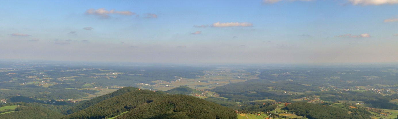 Blick vom Weg auf den Kulm bei Weiz auf ca. 800 m Höhe Richtung SO bis S in das Feistritztal in der Bildmitte (Aufnahmedatum: 22.08.2010, Gerhard Lieb)