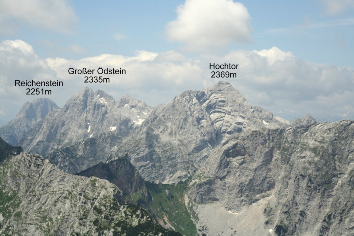 Abbildung 4: Teilentwickelter, nackter Karst (Typ 4) am Beispiel der Gesäuseberge (Kettengebirge).  Foto: BAUER 10.07.2008, Standpunkt: Lugauer (2.217m), Blickrichtung W.