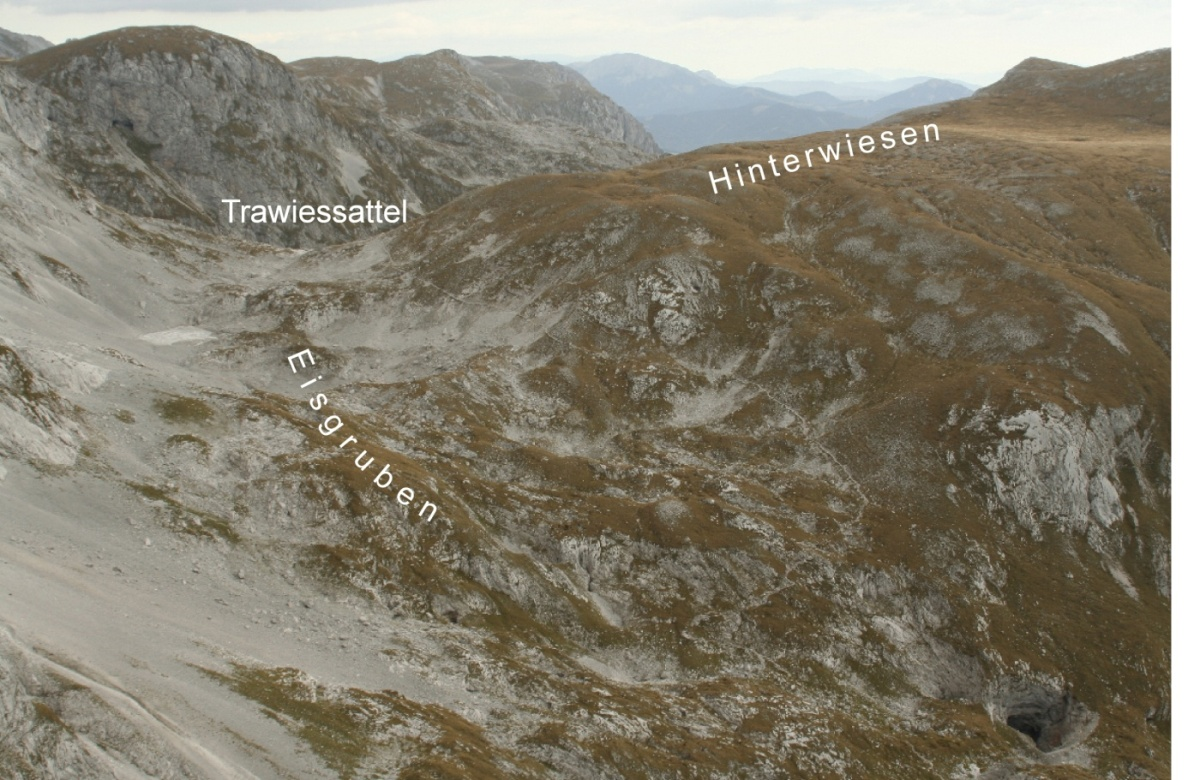 Abbildung 2: Voll entwickelte, nackte/grüne Karstmassive (Typ 2) am Beispiel des Hochschwabs (Eisgruben).  Foto: BAUER 06.10.2009; Standpunkt G´hacktes, Blickrichtung O.