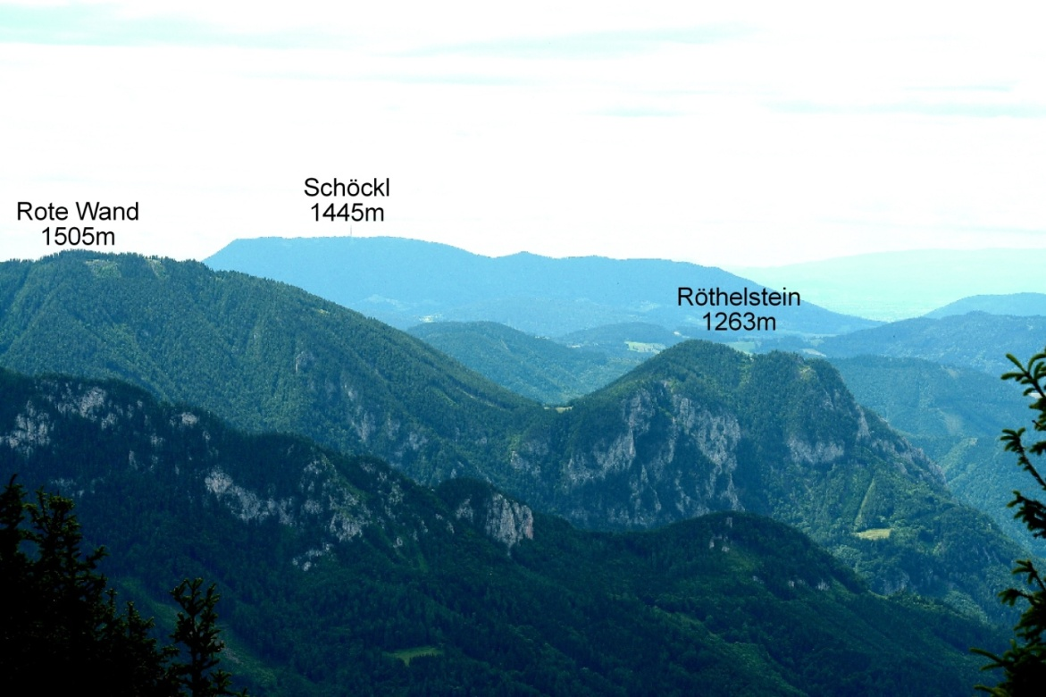 Abbildung 3: Erscheinungsbild des Grünkarstes im Grazer Bergland (Typ 3, 6, 8) Die geschlossene Vegetationsbedeckung wird nur in Bereichen hoher Reliefenergie unterbrochen.  Foto: BAUER 16.06.2007, Standpunkt: Rennfeld (1.629m), Blickrichtung S. 