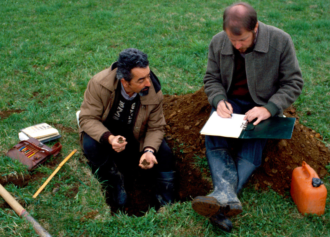 Abbildung 1: Zwei Feldbodenkundler (M. Eisenhut und L. Steiner) bei der Aufnahme eines Bodenprofils im Rahmen des steiermärkischen landwirtschaftlichen Bodenschutzprogramms 1986 (Foto: W. Krainer) 