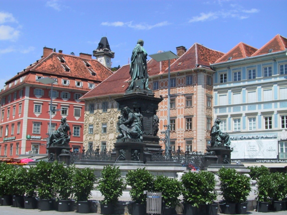 Der Erzherzog-Johann-Brunnen am Grazer Hauptplatz (im Hintergrund der Uhrturm)