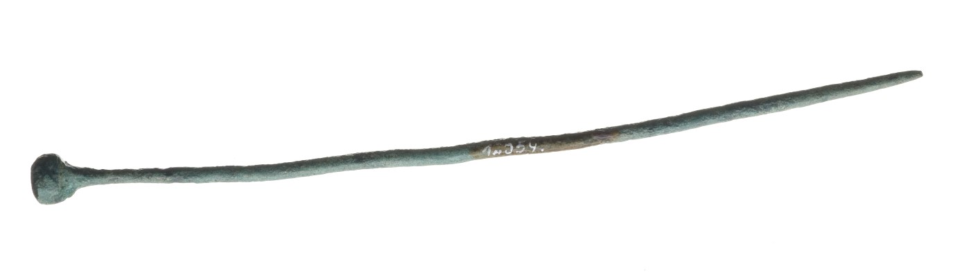 Abbildung 6: Kugelkopfnadel mit schräg durchlochtem Kopf aus der Schottergrube Portenschlager in Graz (UMJ, Inv.-Nr. 12.059), Foto: © UMJ/N. Lackner