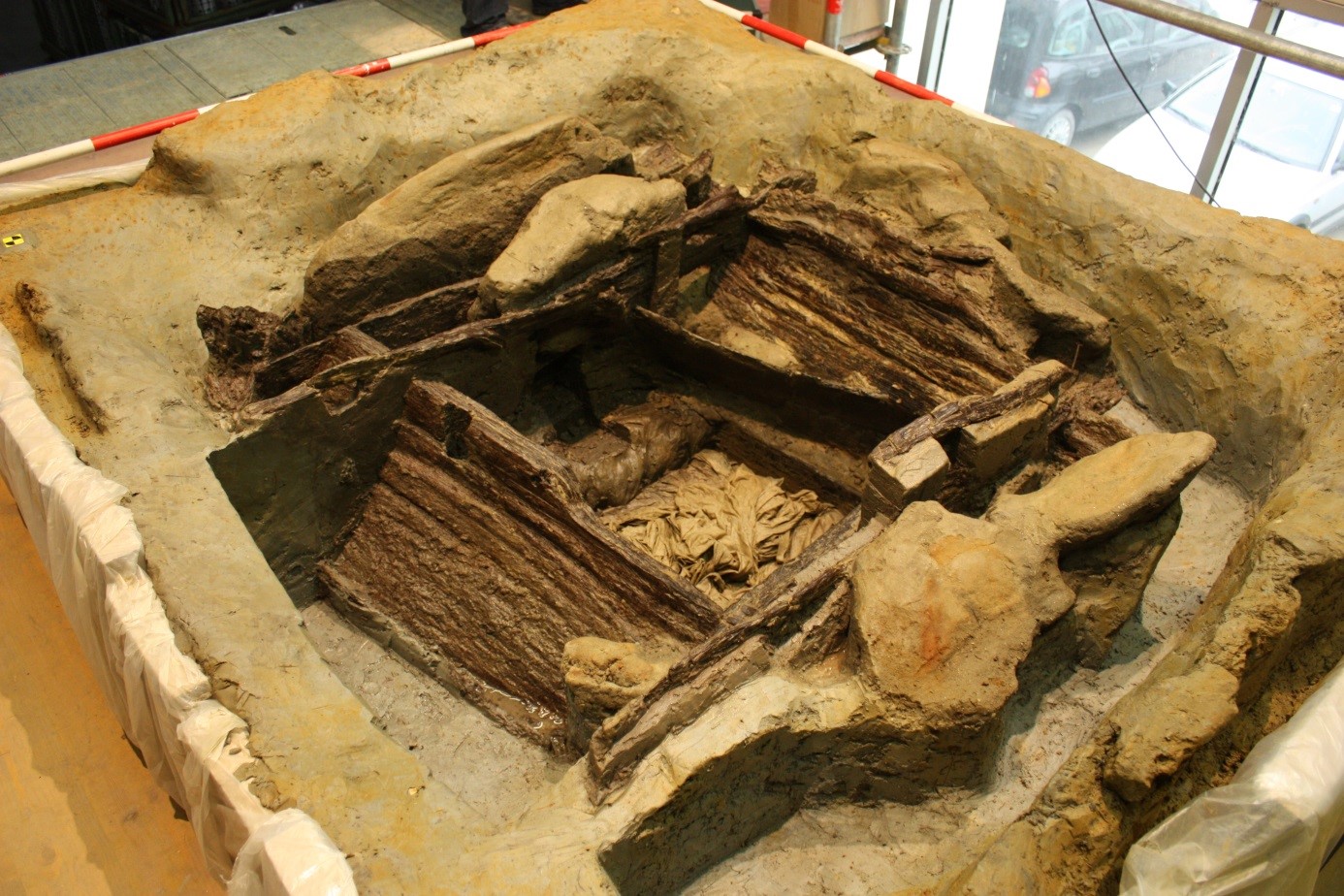 Abbildung 7: Wohlsdorf, bronzezeitlicher Brunnenkasten aus Holz, Foto: © ARGIS Archäologie Service GmbH