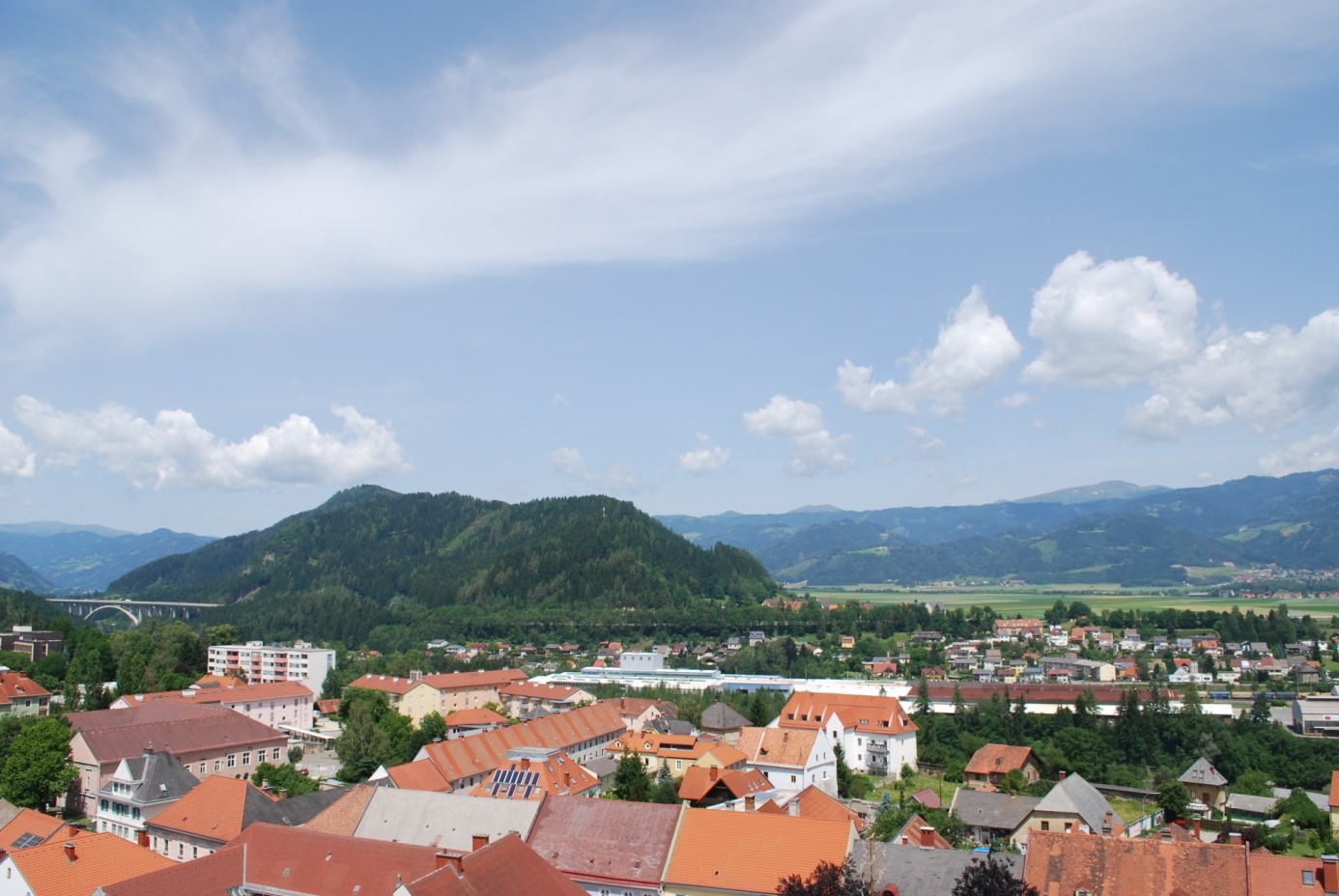 Abbildung 3: Blick vom Judenburger Stadtturm auf den Falkenberg und Strettweg (Foto: S. Tiefengraber, 2012)