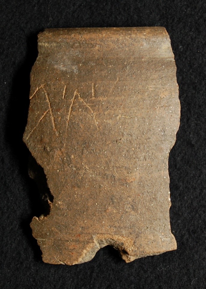 Abbildung 7: Keramikfragment mit Ritzinschrift, Frauenberg bei Leibnitz (Foto: BDA, Archiv Abteilung Archäologie, G. Tiefengraber)