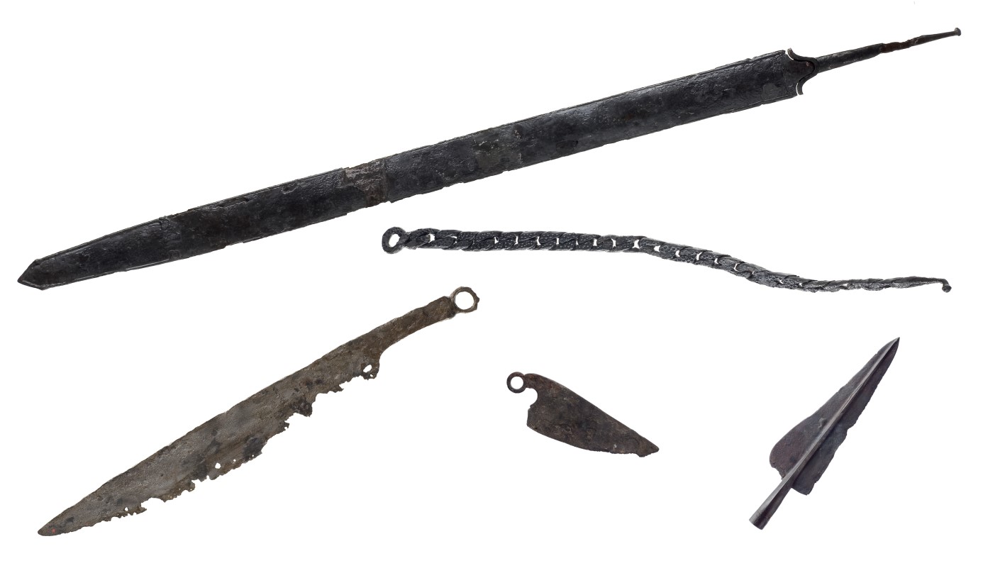 Abbildung 8: Idealtypische Zusammenstellung eines Kriegergrabinventars der Mittellatènezeit: Griffangelschwert aus Stocking/Hart bei Wildon, Schwert- bzw. Gürtelkette ohne Fundort, Ringgriffmesser aus Rohr bei St. Georgen a. d. Stiefing, Rasiermesser ohne Fundort (Foto: UMJ, N. Lackner)