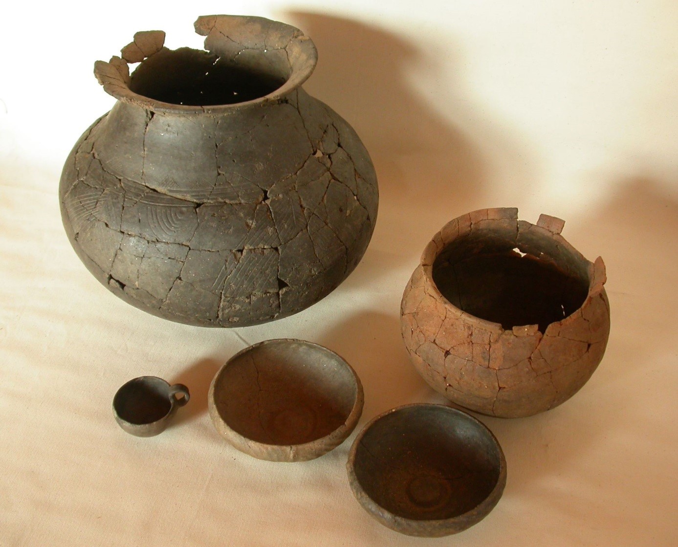 Abbildung 8: Kainach bei Wildon, Grab 3, restaurierte Keramikgefäße (Quelle: Kulturpark Hengist/R. Fürhacker)