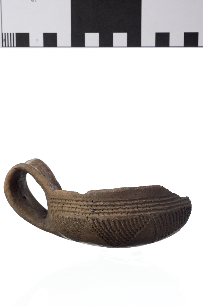 Abbildung 6: Furchenstichverzierte Keramikschale aus der Waltrahöhle bei Jamm, UMJ, ARCH Inv. 14333, Foto: UMJ/N. Lackner