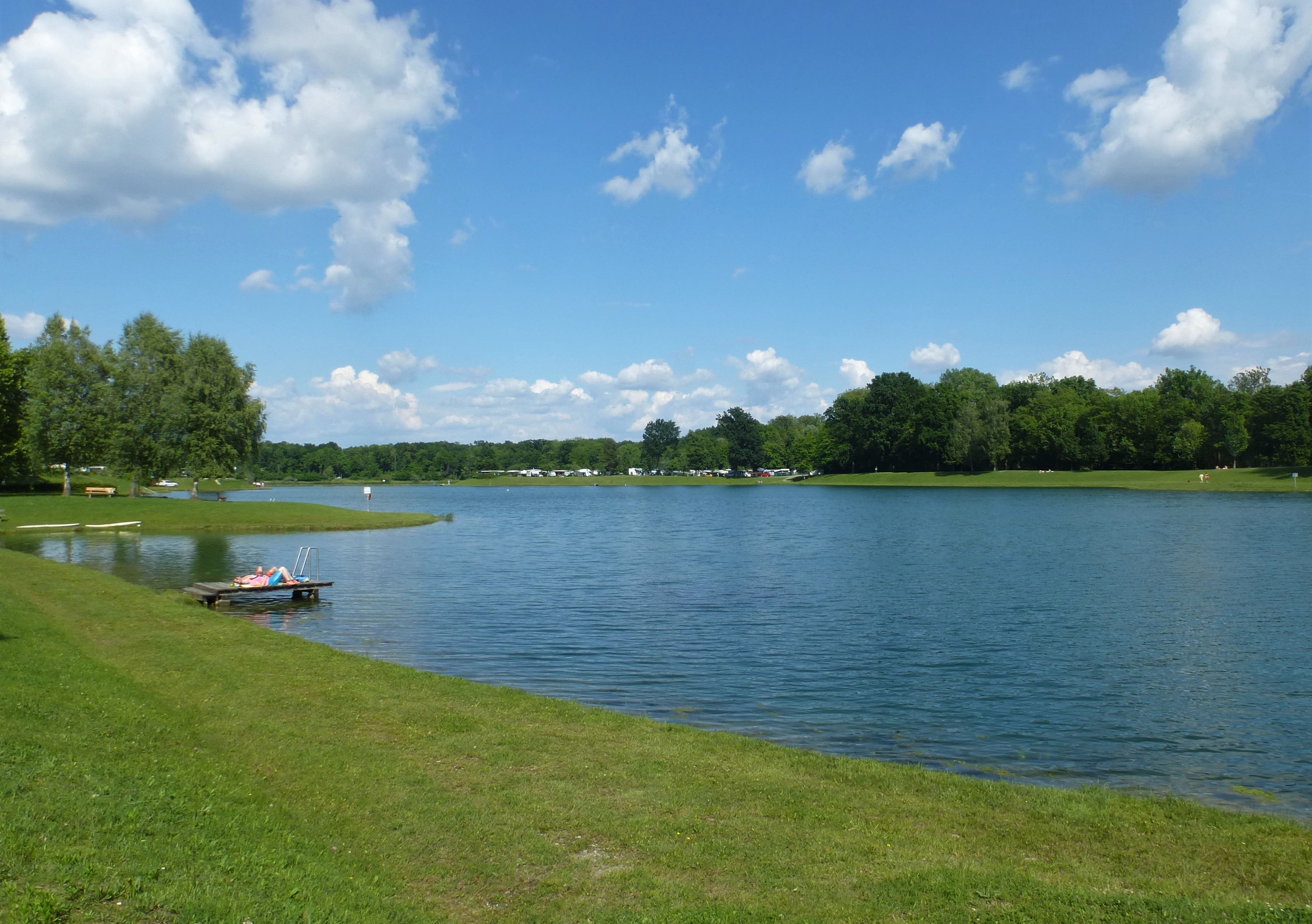 Ein Beispiel für einen Baggersee ist der Röcksee. Dieser wird auch intensiv touristisch genutzt (v.a.: Baden, Camping und Fischen). (Foto: M. Lieb, 2019)