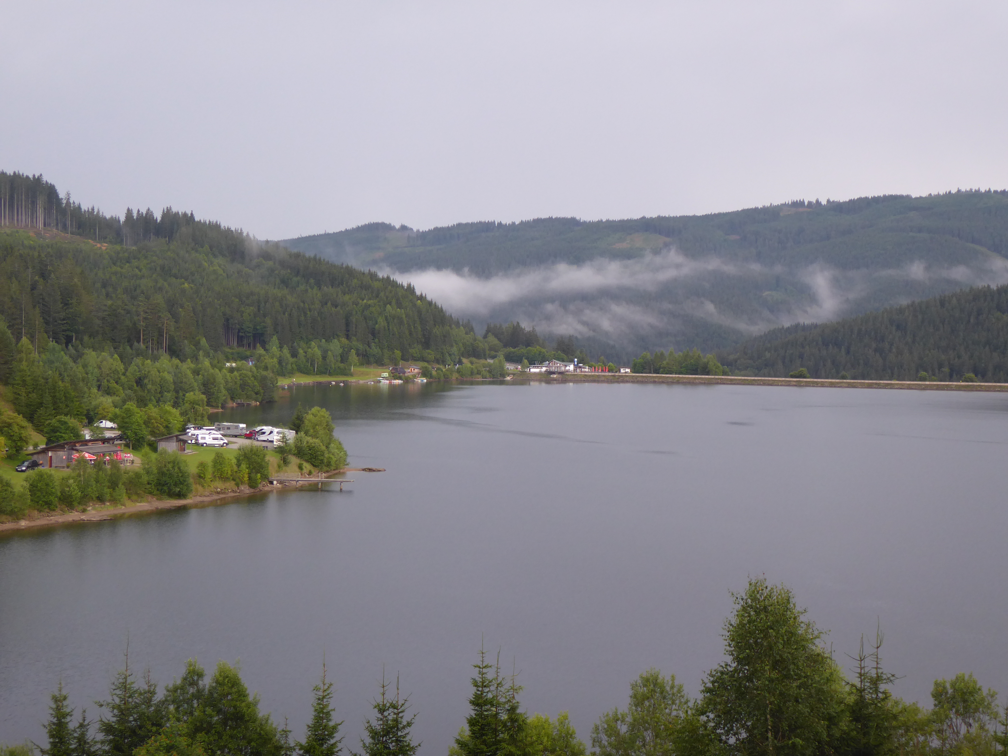 Blick auf den Stausee Soboth. Dieser ursprünglich für die Energiegewinnung angelegte See wird auch touristisch genutzt (u.a.: Camping, Wassersport). (Foto: M. Lieb, 2020)
