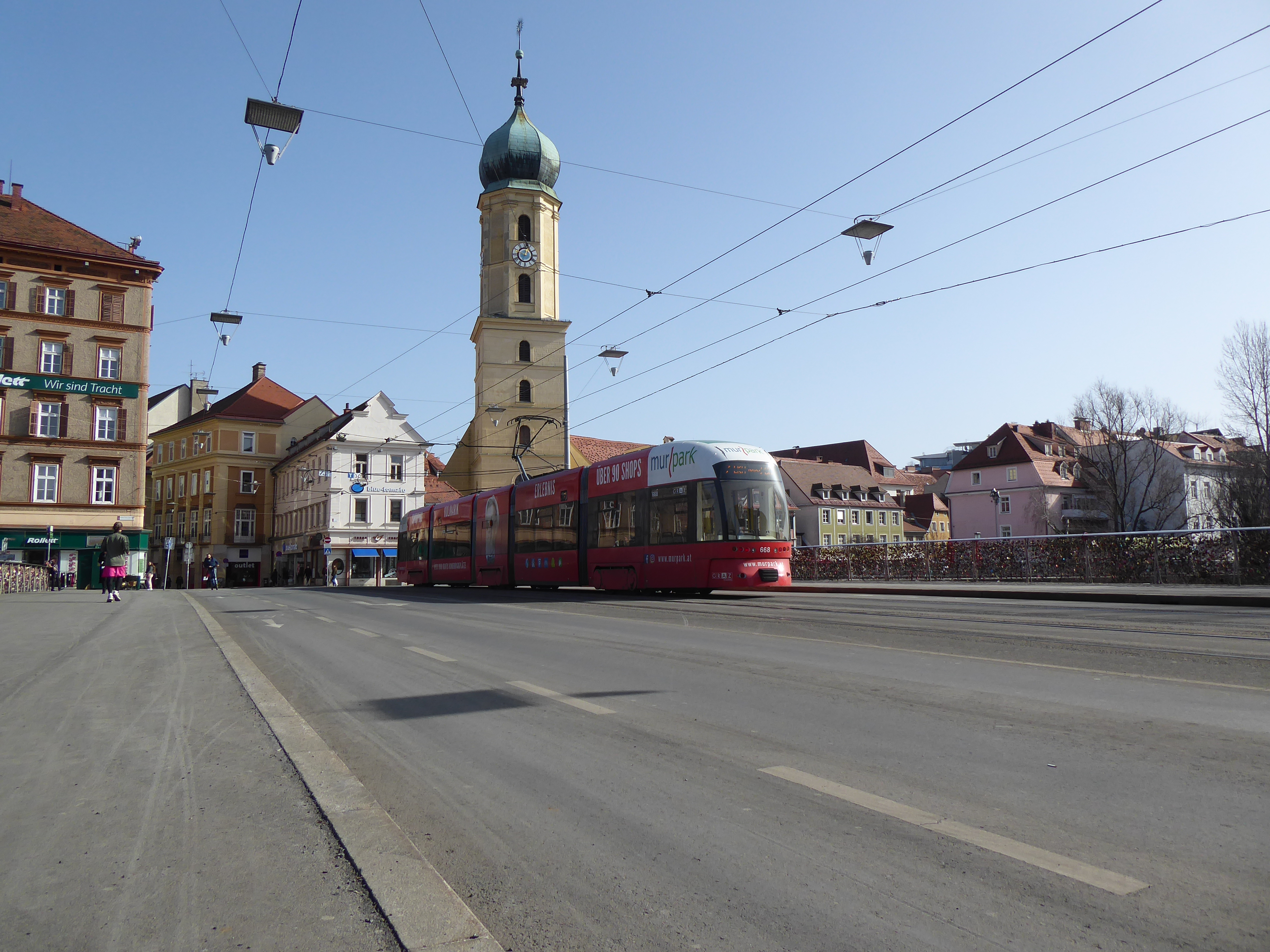 Straßenbahnlinie 7 auf der Hauptbrücke Richtung Hauptplatz in Graz. (Foto: M. Lieb)