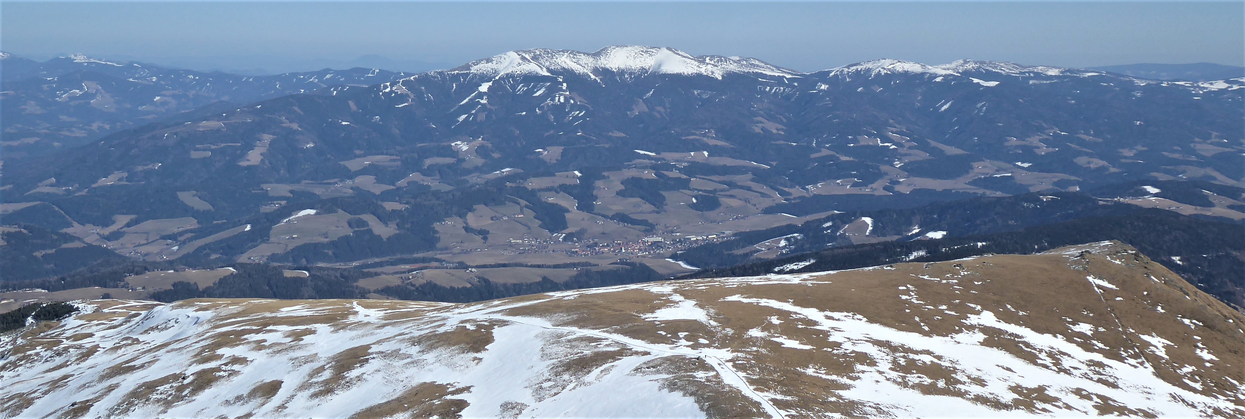 Blick vom Zirbitzkogel auf die Kulturlandschaft des Obdacher Lands. (Foto: M. Lieb)