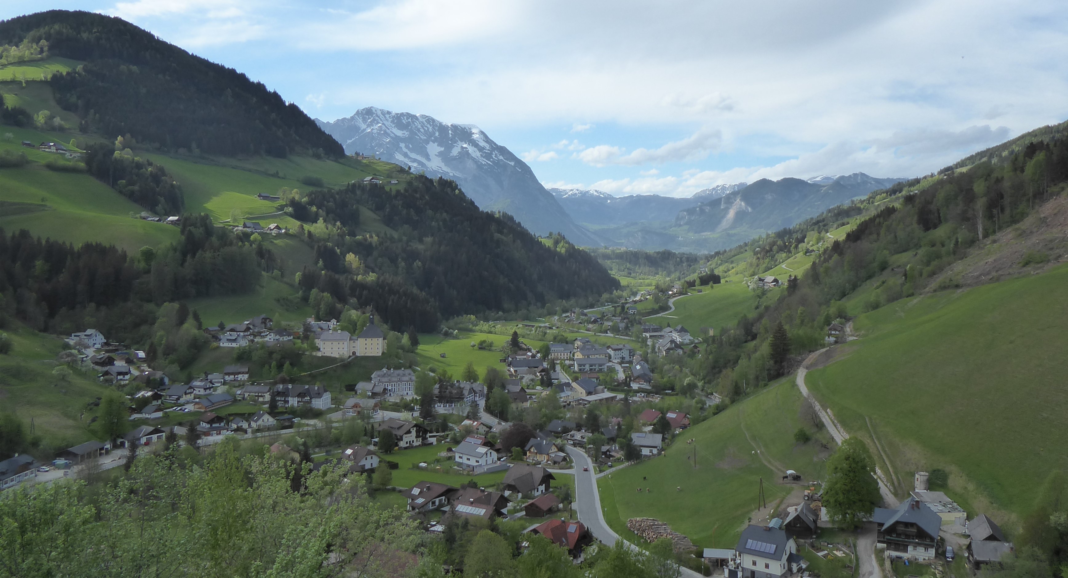 Blick aus dem Donnersbachtal (Wölzer Tauern) auf den Grimming (Dachsteingruppe) und das Tote Gebirge im Hintergrund. (Foto: M. Lieb)