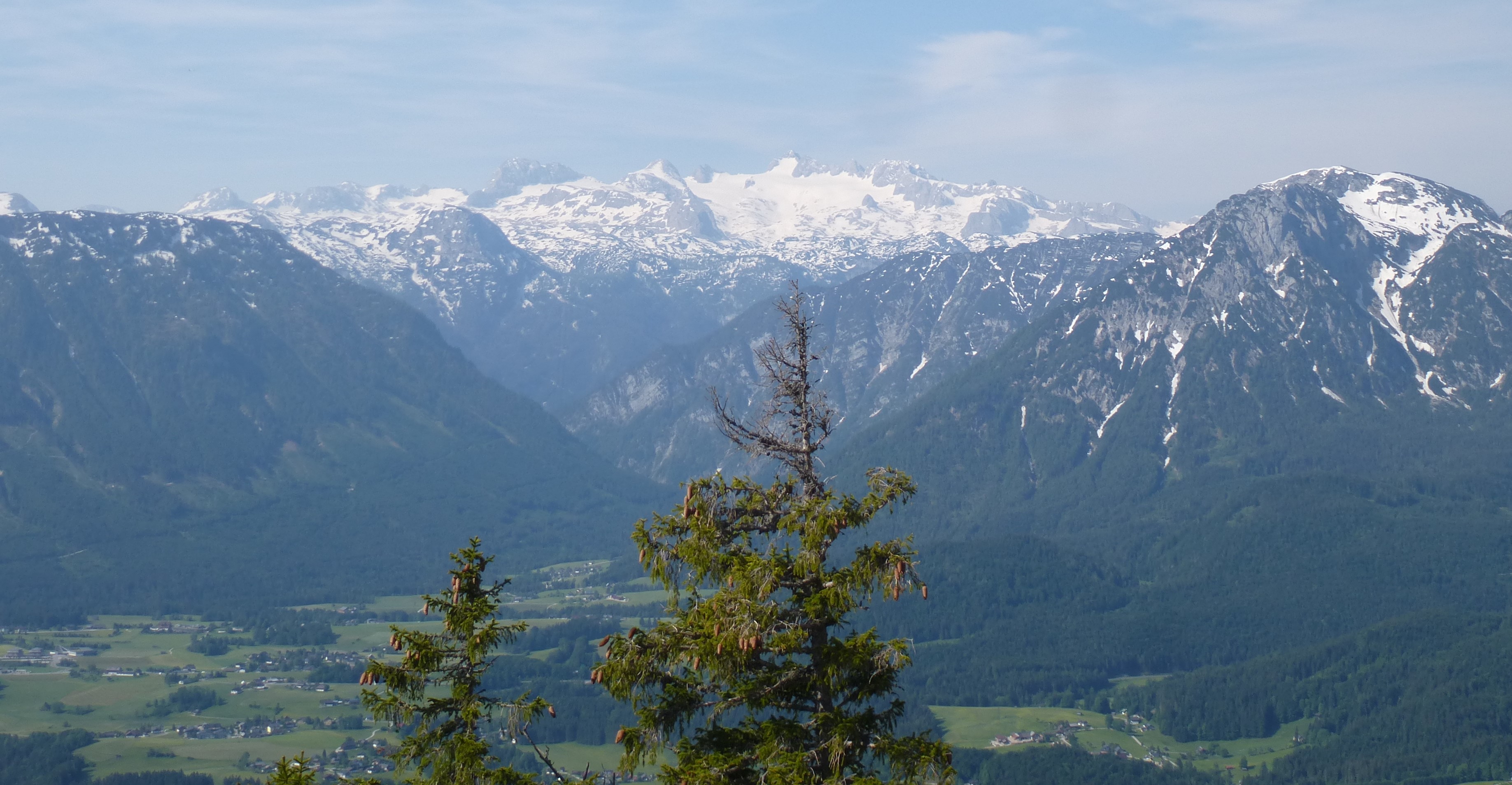 Beispiel für die Naturlandschaft der Nordalpen: Blick vom Loser (Totes Gebirge) auf die Dachsteingruppe mit dem Ausseer Becken davor. (Foto: M. Lieb)