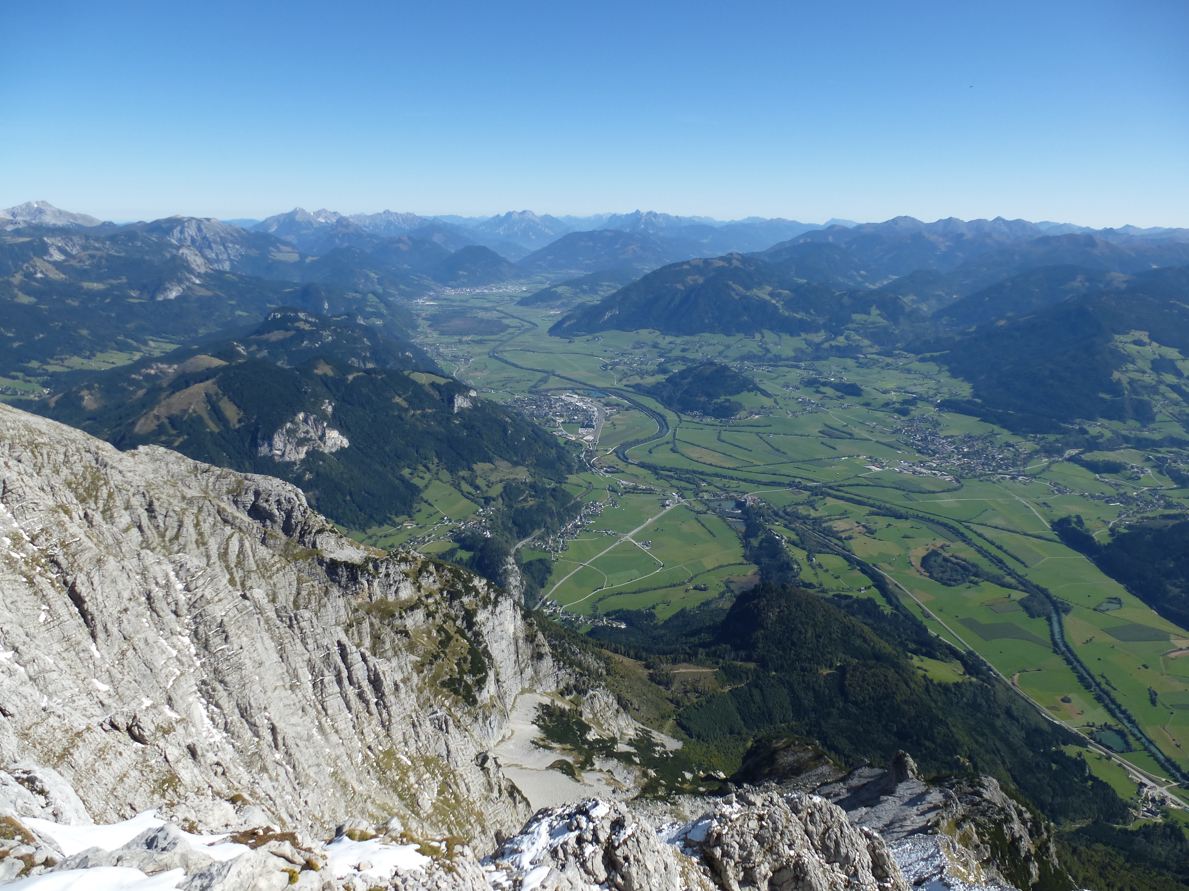 Blick vom Grimming in Richtung NO auf das würmkaltzeitlich vergletscherte Ennstal, das durch den Ennsgletscher geformt wurde. (Foto: G.K.Lieb)