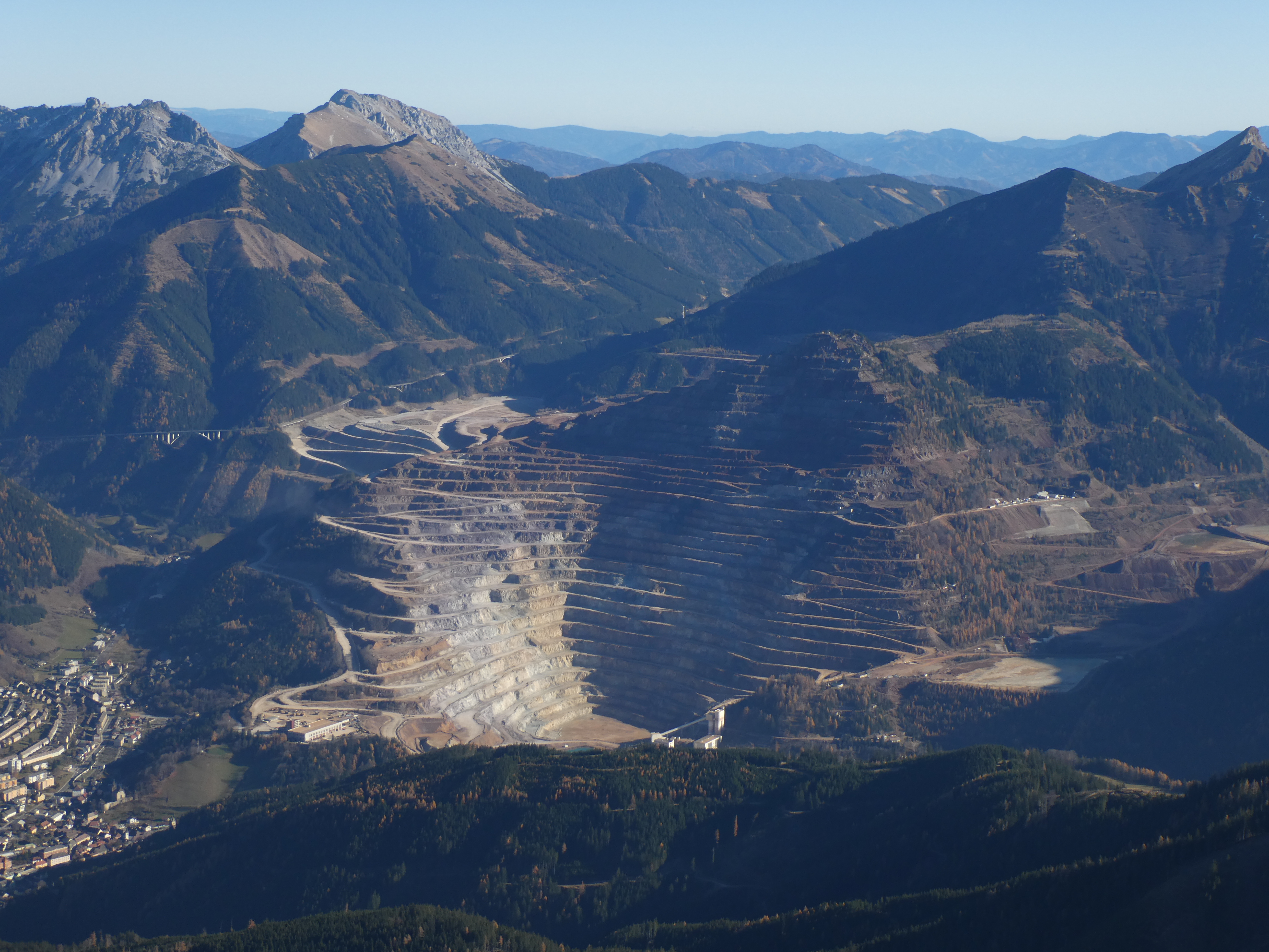 Der Steirische Erzberg mit der Stadt Eisenerz am linken unteren Bildrand. (Foto: G.K. Lieb) 